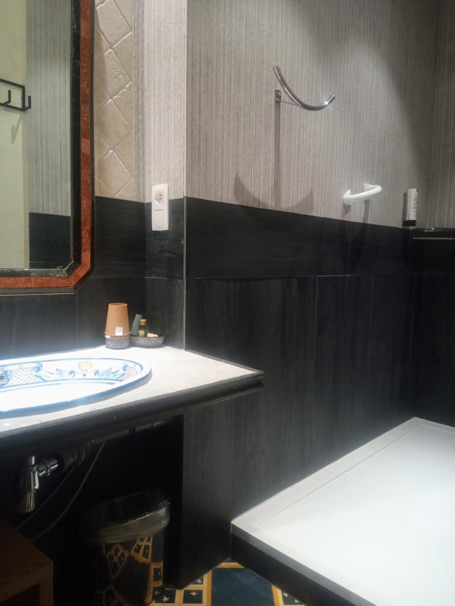 Kolmojen Hotell Sint-Truiden Exteriör bild